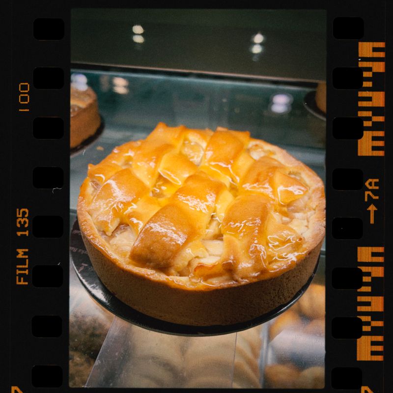 Gros plan sur une tarte aux pommes brillante avec une croûte en treillis.