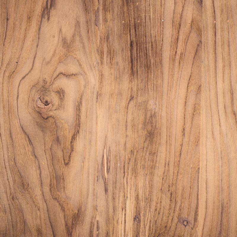 Gros plan détaillé de planches de bois rustique montrant la texture naturelle du grain.