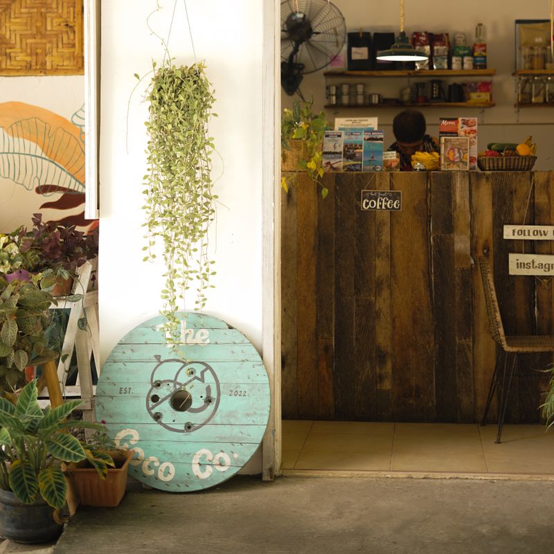 Entrée accueillante d'une boulangerie avec décoration en bois rustique et plantes.