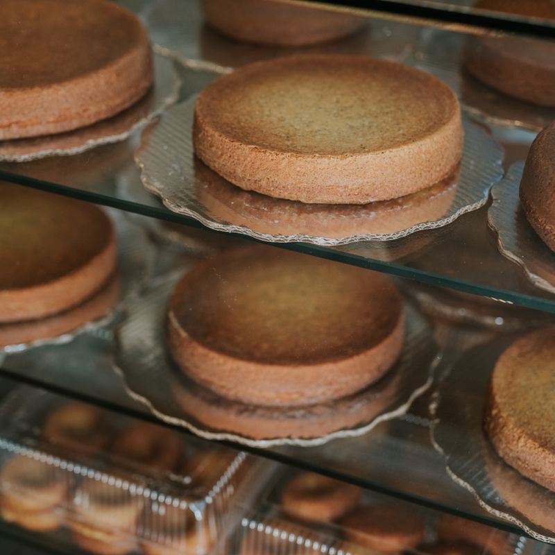 Gâteaux moelleux fraîchement préparés dans une vitrine de boulangerie.
