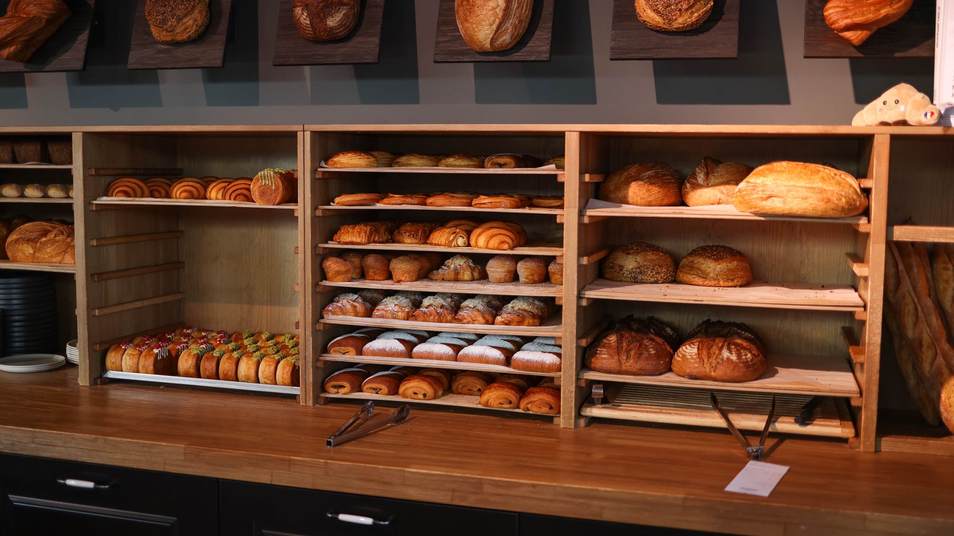 Assortiment de pains et viennoiseries fraîchement cuits dans une boulangerie.