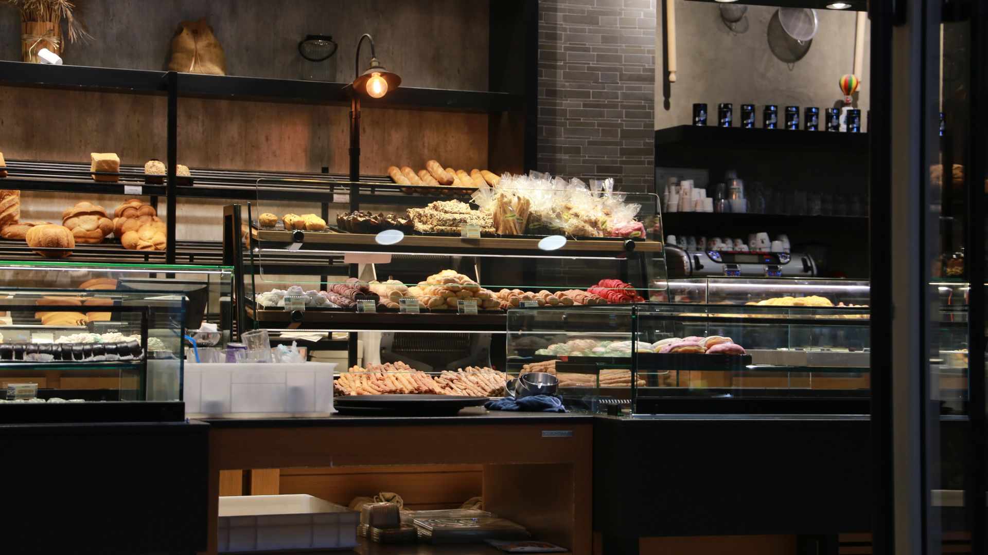 Boulangerie chaleureuse avec pains et pâtisseries en vitrine dans une ambiance conviviale.